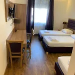 Slamba Hostel *