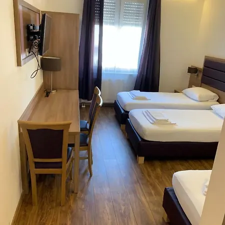 Slamba Hostel *